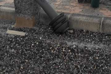 Luminarias caídas en el paseo marítimo de La Garita con los cables al aire/TA.