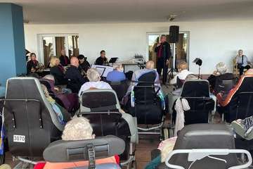 La Banda Municipal y el cantante Fasur deleitan a los internos de la Residencia de Taliarte/TA.