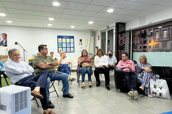 Castellano, exalcaldesa de Telde, participa en un encuentro de excargos públicos del PP/TA.