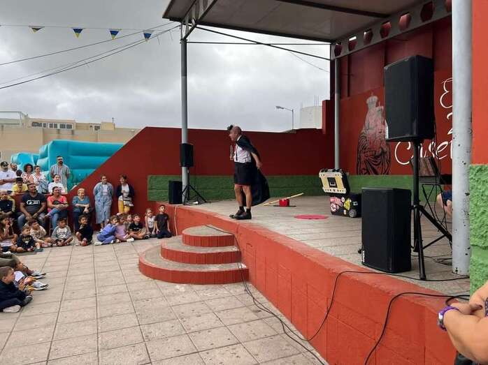 Momento del espectáculo infantil de esta tarde tarde en Caserones Altos/TA.