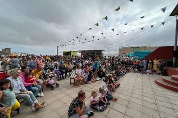 El payaso Zapitto divierte a los niños de Caserones Altos/TA.