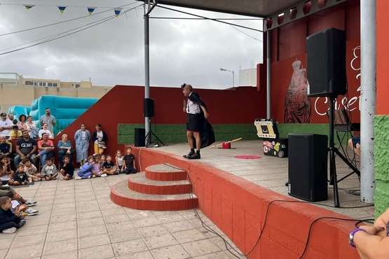 El payaso Zapitto divierte a los niños de Caserones Altos/TA.