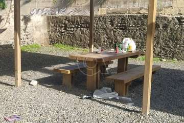 El incivismo se ceba con el área descanso del Puente de los Siete Ojos/TA.