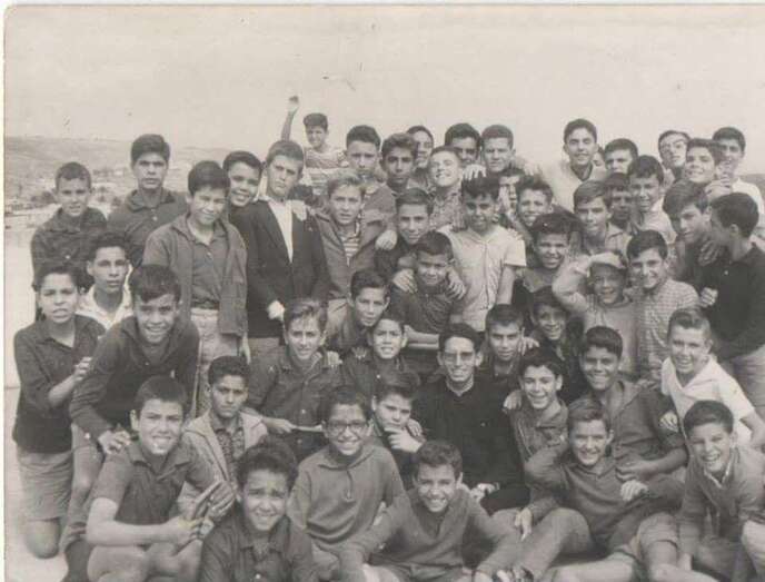 Alumnos de Segundo de Bachillerato del antiguo Instituto Laboral de Telde con el padre Matías Navarro/Cedida por José Luis Cruz González.
