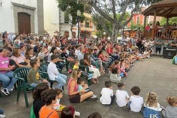 El teatro de familia anima la tarde en Los Llanos de Telde/Francisco Javier Santana.