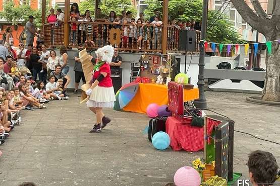 El teatro de familia anima la tarde en Los Llanos de Telde/Francisco Javier Santana.