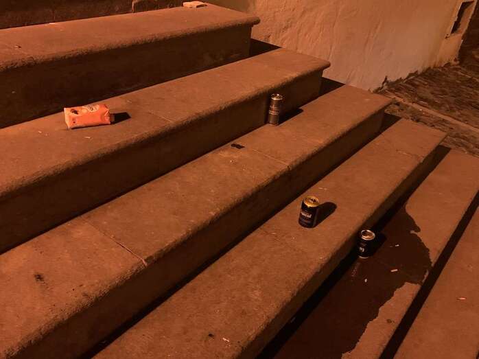 Imagen de basura en una de las entradas al barrio de San Francisco / TA