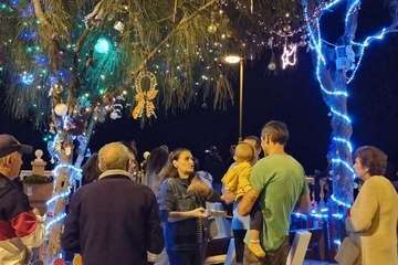 La Navidad prende en Clavellinas/TA.