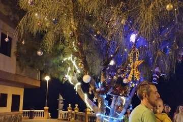 La Navidad prende en Clavellinas/TA.