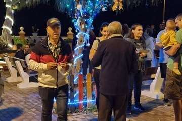 La Navidad prende en Clavellinas/TA.