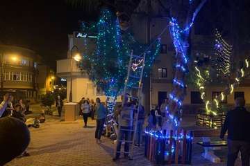 La Navidad prende en Clavellinas/TA.