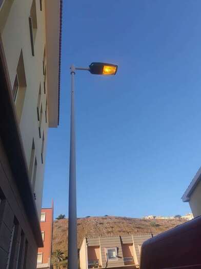 Imagen de una farola encendida en la calle de Fray Jaime de Olzina