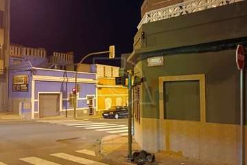 Un vehículo daña el semáforo de Casas Nuevas/TA.