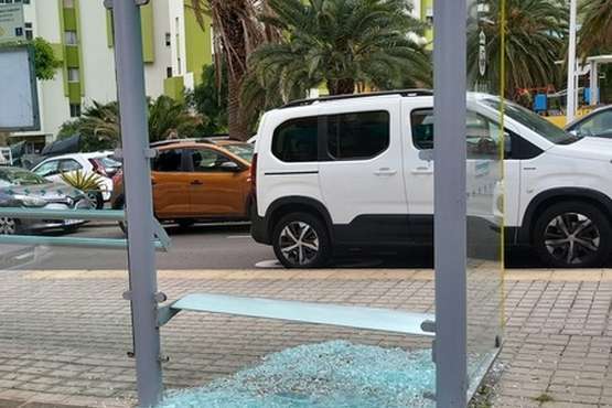 Rompen la mampara de la marquesina de la parada de Eucaliptos I (Telde)/TA.