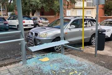 Rompen la mampara de la marquesina de la parada de Eucaliptos I (Telde)/TA.