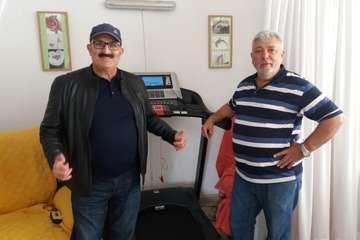 Donación de un vecino del Valle de Jinámar a la Asociación de Enfermos de Parkinson/ta.