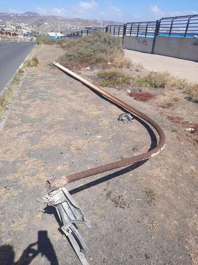 Caída de una farola en la Avenida Joan y Víctor Jara/TA.