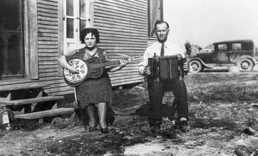 Cléoma Breaux y Joe Falcon en el exterior de su casa (Foto Wade Falcón)