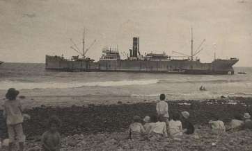 El Zuleika embarrancado frente al matadero en la desembocadura del Guiniguada (Foto Fedac)