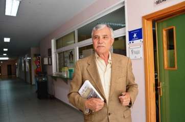 Pelayo Suárez, en una imagen reciente, tomado el día que presentó la segunda edición de su libro en el IES Valle de los Nueve (Foto TA)