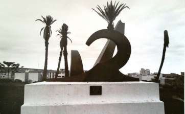 La escultura del artista Garfa en el margen derecho de la Avenida del Cabildo, en terrenos de Arnao, antes de su urbanización (Foto Arcadio Suárez)
