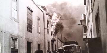 Las llamas del incendio salían por las ventanas de la segunda planta del edificio (Foto cedida a TA)