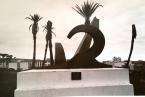 Escultura junto a la avenida del Cabildo (Foto Arcadio Suárez)