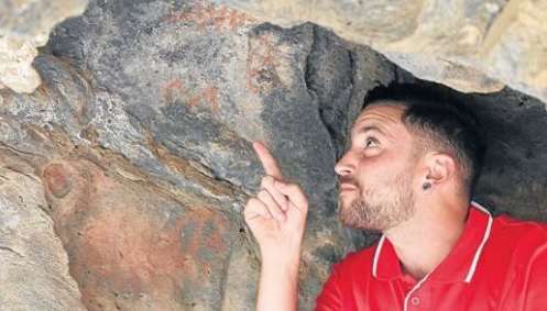 Pedro Sosa, el arqueólogo que descubrió la cueva, señala los elementos pictóricos (Foto AD3)