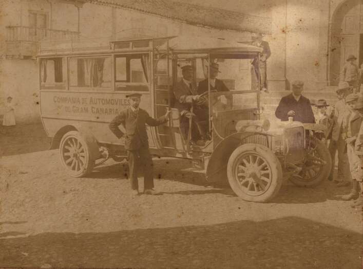 Coche de hora de la Compañía de Automóviles de Gran Canaria, 1913 (Fedac).