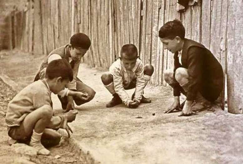 Niños jugando al boliche/TA.