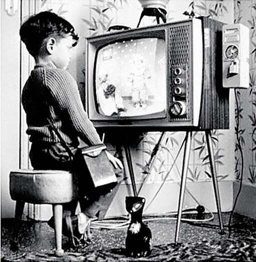 Niño ante el televisor/Archivo.