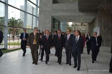 Las autoridades canarias y el presidente del CGPJ, Carlos Lesmes, recorren las nuevas instalaciones (Foto Antonio Alí)