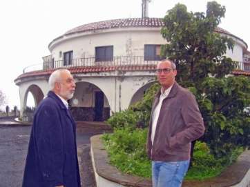 El consejero socialista José Antonio Godoy con el secretario general local, Víctor Navarro (Foto TA)