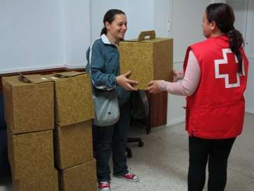 Momento de la entrega de cajas de alimentos (Foto TA)