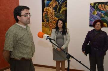 El pintor Felipe Juan (c) y la concejala Fabiola Calderín (c) (Foto TA)