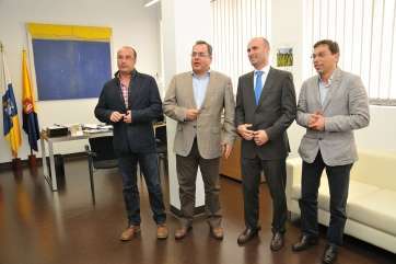 Los presidentes de las tres mancomunidades de la Isla junto a Juan Domínguez (Foto Acfi Press)