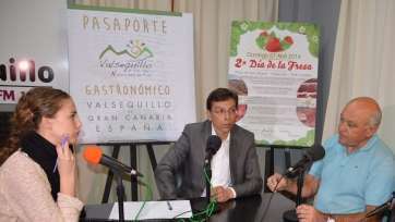 Francisco Atta (c) y Francisco Sánchez (d) presentando la guía esta mañana (Foto TA)