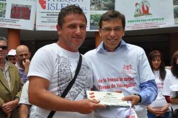 Imagen de archivo del reconocimiento a Juan Miguel Gil en 2013 (Foto TA)