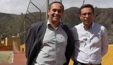 El consejero Antonio Hernández Lobo (i) y el alcalde Francisco Atta (d), en la cancha de Lomitos de Correa (Foto TA)