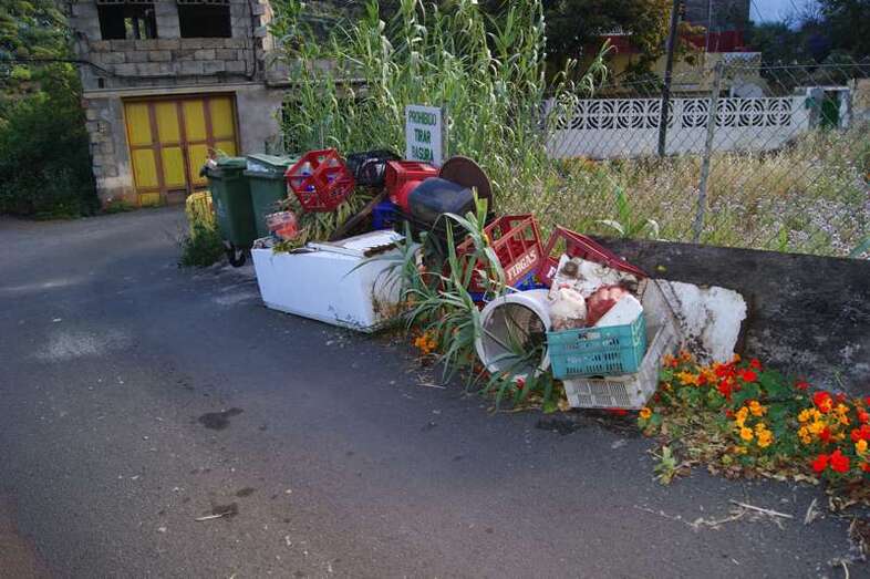 La basura se acumula en uno de los puntos de recogida repartidos por el municipio (Foto TA)