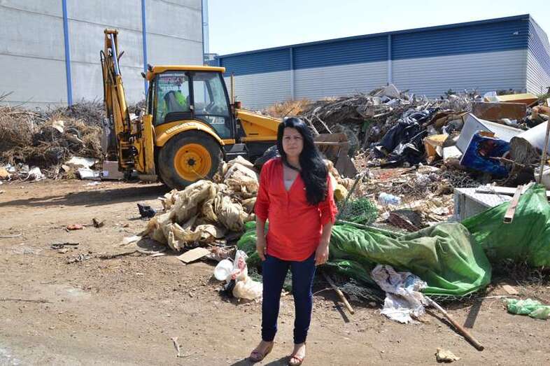 La concejala Fabiola Calderín supervisando los trabajos de limpieza (Foto TA)