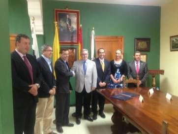 Momento de la firma del convenio (Foto TA)