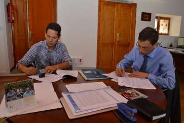 El alcalde Francisco Atta (d) firmando el contrato de las obras (Foto TA)