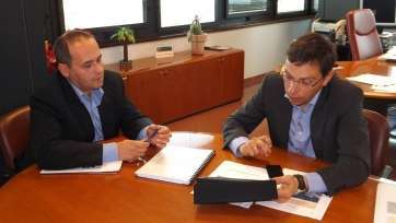 El consejero Antonio Hernández Lobo (i) y el alcalde Francisco Atta (d) (Foto TA)