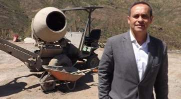 El consejero insular Antonio Hernández Lobo supervisando las nuevas obras en Valsequillo (Foto TA)