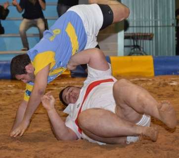 Una imagen de la más espectacular agarrada con Fafi de protagonista, que luego remontaría. El autor es Humberto Vera, destacado B del Almogarén (C. Torres) 