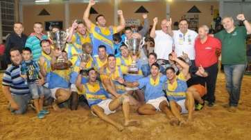 La plantilla del Almogarén celebra el triunfo, con los trofeos conquistados este viernes en Ingenio (C. Torres)