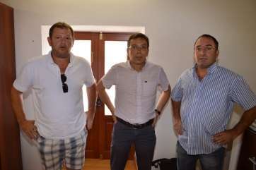 El alcalde de Valsequillo (c), con los gerentes de Piromart y Pirotecnica San Miguel (IFoto TA)