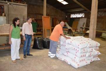 El alcaldesa supervisa la llegada del veneno en el almacén municipal (Foto TA)