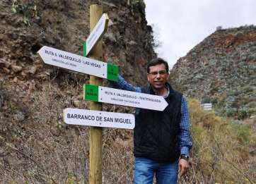 El alcalde Francisco Atta, junto a las nuevas señalizaciones (Foto TA)